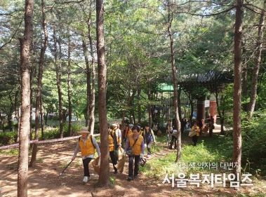 금천구, 농아인협회·㈜아임유와 함께 호암산 환경정화 활동 펼쳐