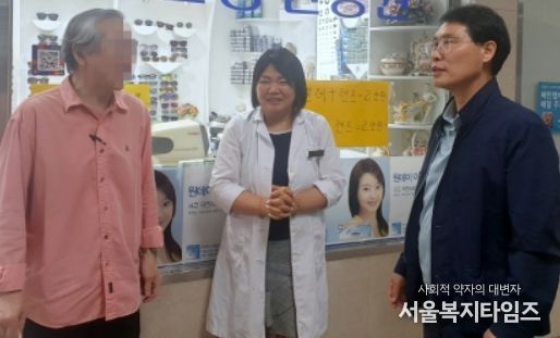대문구 충현동의 한 안경사가 자신의 매장 밖에 쓰러져 있던 기초수급 홀몸노인을 구해 주위에 귀감이 되고 있다. 이후 건강을 회복한 노인(왼쪽)과 이동완 충현동장(오른쪽)이 김민영 안경사를 방문해 감사의 뜻을 전하고 있다.