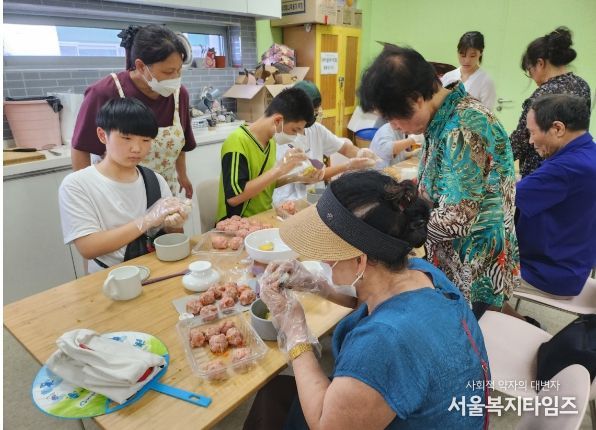 청소년들이 반려동물을 키우는 홀몸 어르신과 반려동물 수제 간식을 만들고 있다