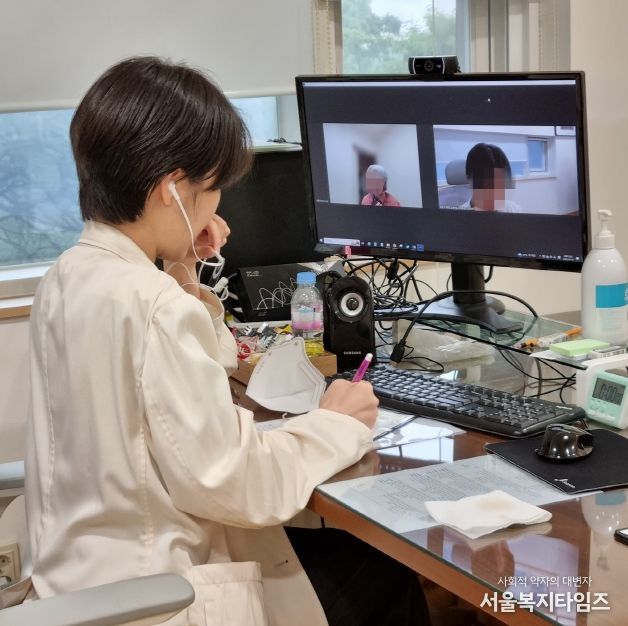 치매안심센터에서 치매환자와 비대면 상담을 하고 있는 의사