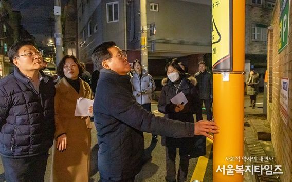 진교훈 서울 강서구청장(왼쪽 세 번째)이 4일(월) 오후 화곡1동 생활안심 디자인마을 조성 현장을 찾아 비상벨 작동 상태를 점검하고 있다.