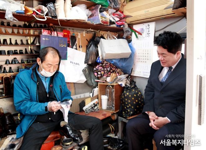 사랑의 구두닦이 행사에 참여한 박준희구청장