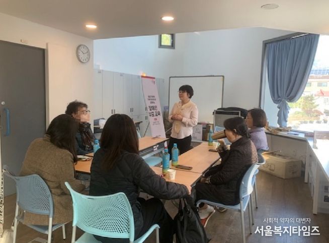 미술 심리치료를 진행하는 모습