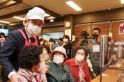 마포 어르신들을 위한 효도밥상, 드디어 첫 술 뜨다