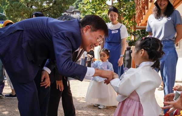 종로구, 출생 축하선물 10종으로 확대… 신생아 가정 지원 강화