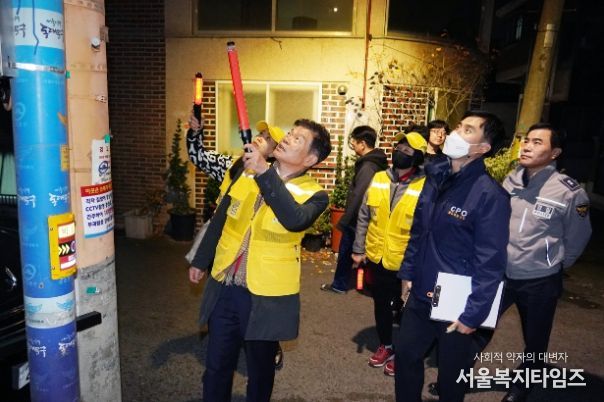 야간합동순찰 중인 이필형 동대문구청장과 동대문구 안심귀가 스카우트, 동대문경찰서 경찰관