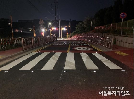 동작구 어린이보호구역 횡단보도에 설치된 활주로형 LED 유도등 사진 (전기인입식)