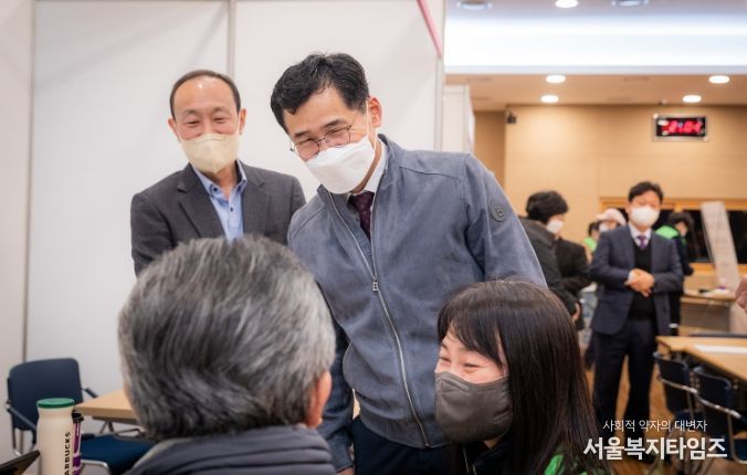 지난해 11월 양천구어르신일자리박람회 현장서 소통중인 이기재 양천구청장