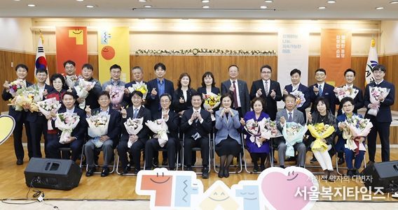 김태우 서울 강서구청장(맨 앞줄 왼쪽 다섯 번째)이 11일(화) 오후 4시 구청 지하상황실에서 열린 ‘2023 희망온돌 따뜻한 겨울나기 성과보고회’에서 우수기부자들과 기념촬영을 하고 있다.