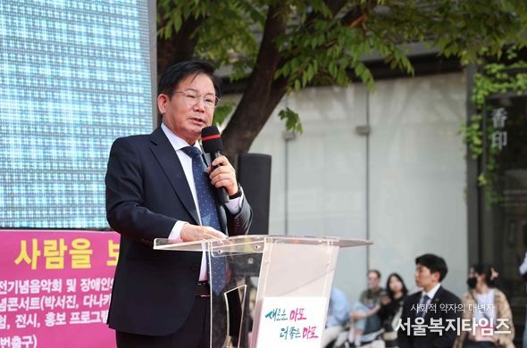 박강수 구청장이 19일 홍대 어울마당로 레드로드에서 열린 제1회 마포구 사람을 보라 축제에 참석해 인사말을 하고 있다.