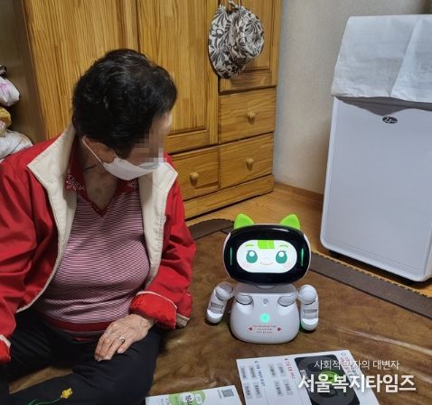 돌봄로봇 ‘키미’ 작동법을 배우고 있는 어르신