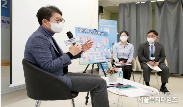 정원오 성동구청장(사진 왼쪽)이 지난해 청년정책포럼을 열고 청년들과 토론하고 있다