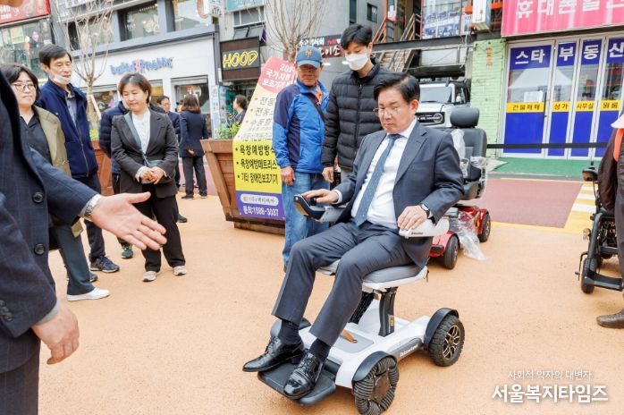 지난 20일 열린 제1회 마포구 사람을보라 축제에서 박강수 마포구청장이 전동휠체어를 직접 운전해보고 있다