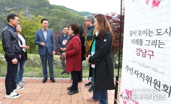 조성명 강남구청장이 26일 강원도 영월군에서 열린 주민자치위원 워크숍에서 주민들의 이야기를 경청하고 있다.