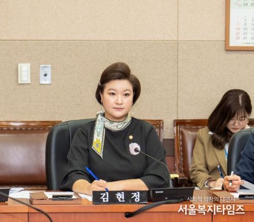 강남구의회 김현정 의원이 4월 24일 열린 강남구의회 제311회 행정재경위원회 제2차 회의에서 발언하고 있다.