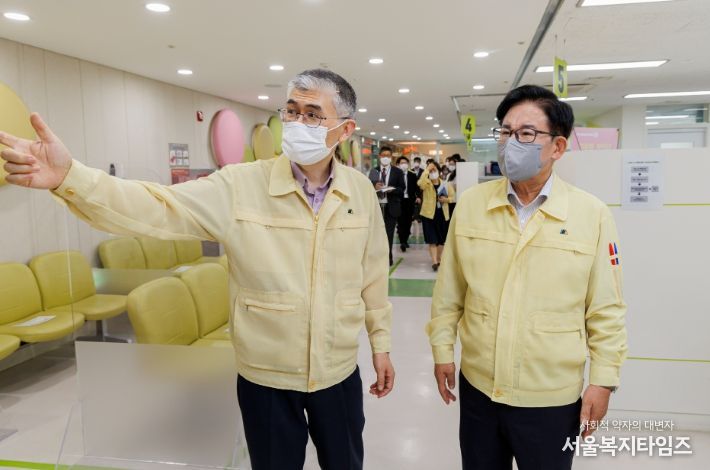 마포구보건소 2층 모자건강센터를 시찰하는 마포구청장(우측)