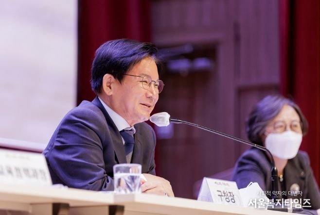 지난해 12월 열린 마포구 미래교육을 위한 학부모 간담회에서 박강수 구청장이 참석자의 질문에 답하고 있다.