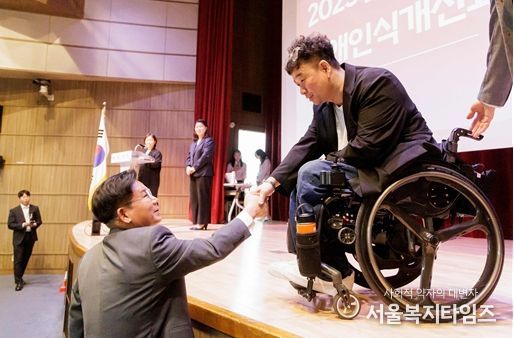 12일 마포구 전직원을 대상으로 실시된 장애인 인식개선 교육의 강사 강원래와 박강수 구청장이 악수를 하고 있다.