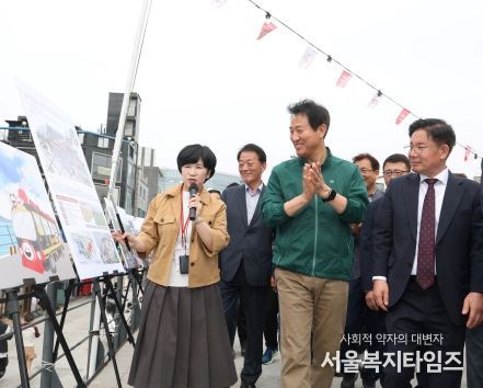 레드로드 사업에 대해 브리핑 듣는 박강수 마포구청장과 오세훈 서울시장