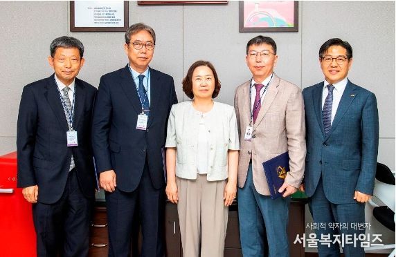 12일 용산구 부구청장실에서 옴부즈만 위촉식이 열렸다(가운데 김선수 용산구청장 권한대행)