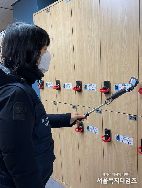 다중이용시설에서 불법촬영기기 점검을 실시하고 있다