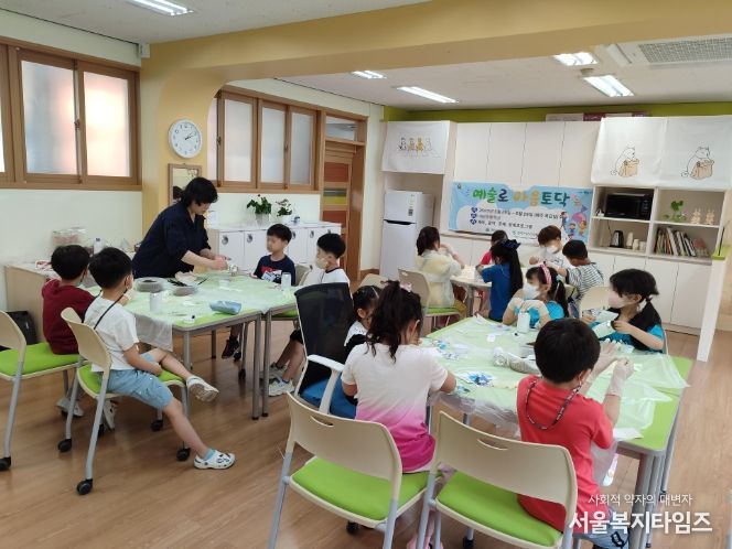 초등학생들이 예술로 마음토닥 프로그램에 참여하고 있다.
