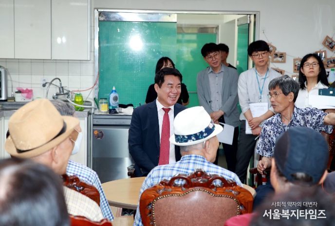 박준희관악구청장이 경로당을 찾아 어르신들과 대화하고 있다
