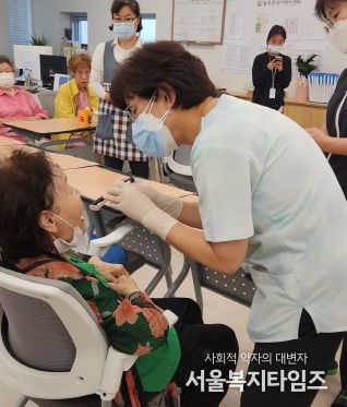 찾아가는 어르신 구강관리 서비스 진행 모습(21일 광진구 굿데이케어센터)