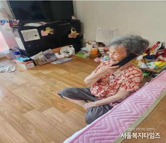 양천구, AI안부확인서비스 전화로 관리받고 계신 어르신의 모습