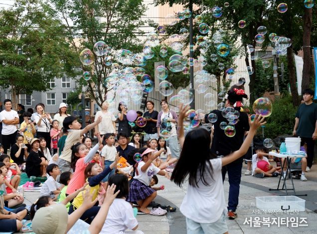 18일(금) 오후 화곡동 봉제산근린공원 태양광장에서 열린 ‘오구오구 어린이 버스킹’에서 버블 공연을 보며 즐거워하고 있다.