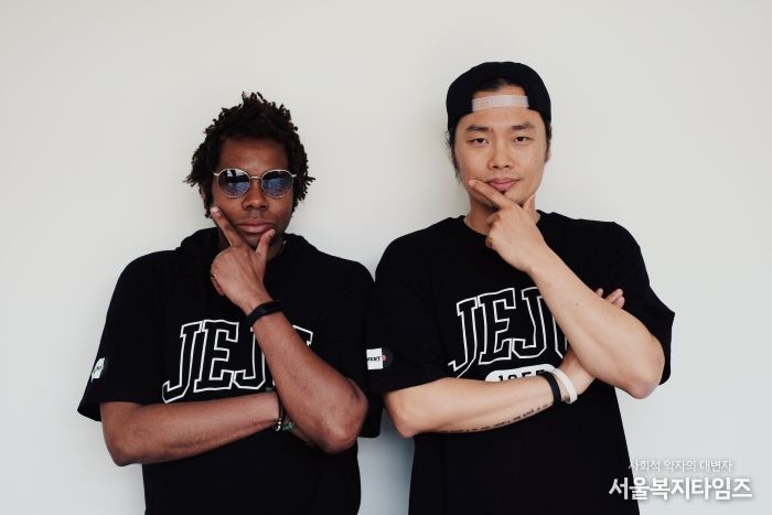 제주지역 DJ 크루인 64WEST는 12년 경력의 DJ ROBO를 중심으로 미국 출신 DJ JINJAY와 전문 포토그래퍼 DASIM-E까지, 국적과 성별이 다른 이들이 모여 각자 다른 재능으로 2022년부터 제주에서 왕성한 팀 활동을 하고 있으며 이번에 (주)루프탑인클럽과 함께 하기로 했다.