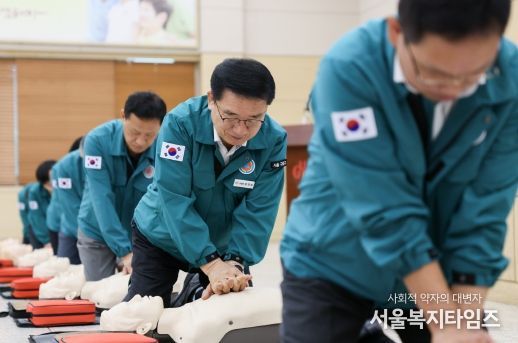 문헌일 구청장이 공습대비 민방위훈련이 열린 23일 서울 구로구청 강당에서 직원들과 심폐소생술 실습을 하고 있다.