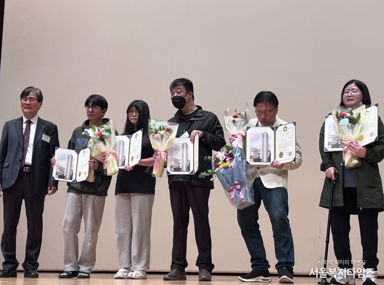 서울시 장애인정보화제전 수상자(오른쪽에서 두 번째_박일현씨)