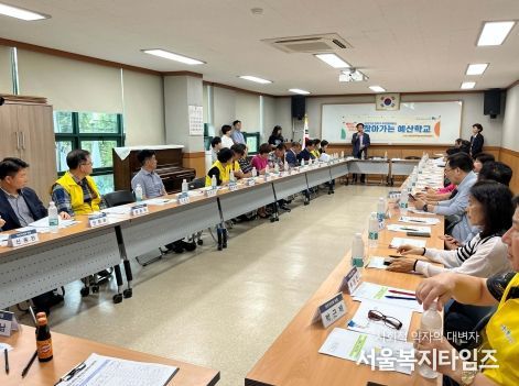 찾아가는 예산학교를 수강하고 있는 관악구 주민들