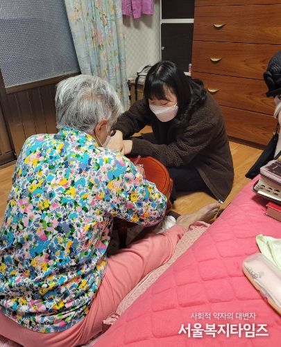 작년 실시한 1인 가구 실태조사에서 복지플래너가 대상자 가정을 방문했다