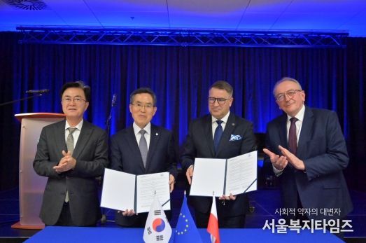 (왼쪽부터)김태흠 충남도지사, 유길상 한국기술교육대 총장, 테오필 여시오노브스키 포즈난 공과대 총장, 보이치에흐 얀코비아크 비엔코폴스카주 부주지사