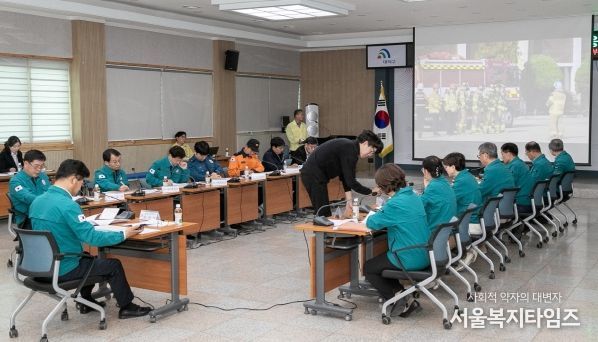 최충규 대덕구청장과 유관기관 관계자들이 재난안전통신망(PS-LTE)을 활용해 ‘2023 재난대응 안전한국훈련’을 진행하고 있다.