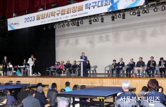 박일호 밀양시장이 2023년 밀양시탁구협회장배 탁구대회에서 축사를 하고 있다.