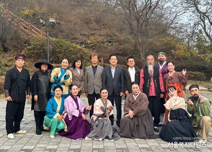 극단 울타리와 영천예총 관계자 및 최기문 영천시장 단체 사진