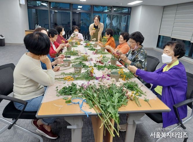 100세 건강플러스 ‘원예정서치료 프로그램, 가을꽃을 활용한 꽃바구니 만들기’