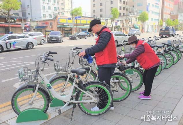 ‘공공자전거대여소 따릉이’ 사업에 참여해 환경 정비 및 점검하는 모습