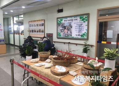 어르신들이 정성 들여 가꾼 반려식물과 소품들을 만날 수 있다.