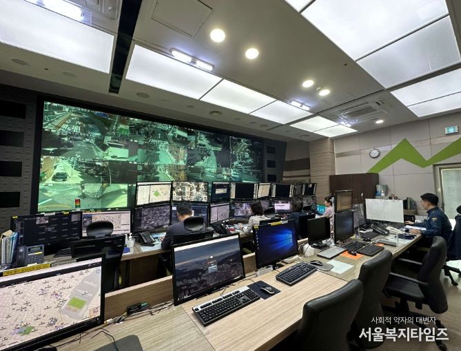 관악구 관제센터에서 관제요원이 구민 안전을 살피고 있다