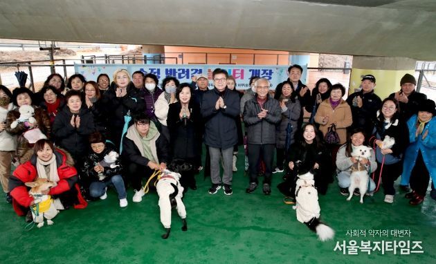송정 반려견 놀이터 개장(2023. 12. 15.) 현장에서 반려동물 보유 가족들과 함께한 정원오 성동구청장(사진 가운데)