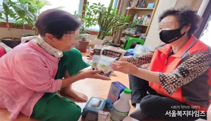 우리동네돌봄단(자원봉사자)이 고독사 위험군 가정에 방문해서 안부 및 후원 물품 전달하고 있다.