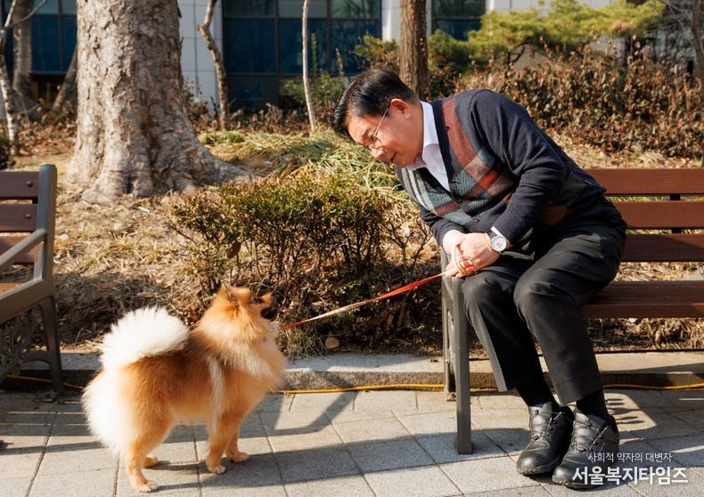 반려견을 보며 미소 짓는 박강수 구청장