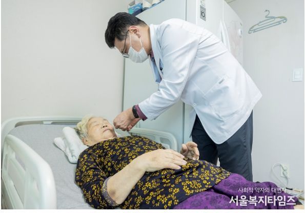 양천구 장기요양 재택의료기관 시범사업 제공기관인 한의원에서 방문진료 중인 모습