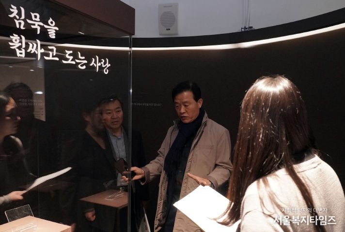 성북근현대문학관개관 점검하는 이승로 성북구청장