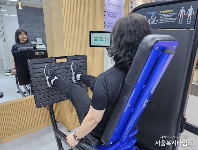 스마트피트니스센터에서 운동하는 사람