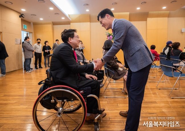 지역 장애인과 소통하고 있는 이기재 양천구청장